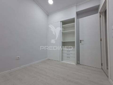 Moradia térrea de 4 assoalhadas, com quintal