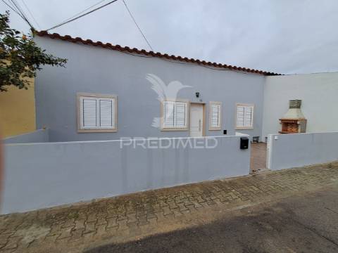 Moradia térrea de 4 assoalhadas, com quintal