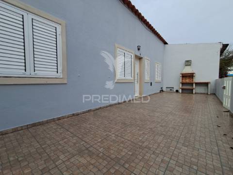 Moradia térrea de 4 assoalhadas, com quintal