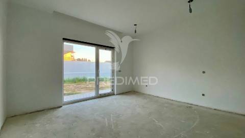 Moradia geminada em rio maior