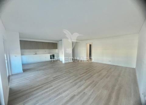 Apartamento t3 c/ suíte, garagem e arrecadação