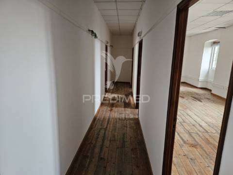 Espaço comercial para arrendamento na vila do crato