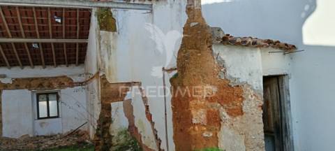 Casa antiga para reconstruir
