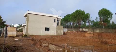 Moradia t4 em constância.
