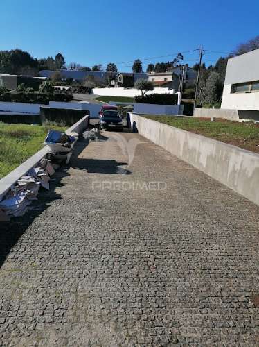 Moradia nova, com 3 pisos e quatro frentes