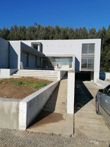 Moradia nova, com 3 pisos e quatro frentes
