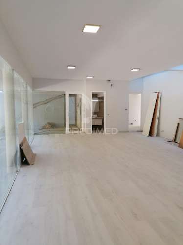 Moradia nova, com 3 pisos e quatro frentes