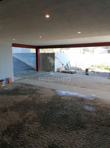 Moradia nova, com 3 pisos e quatro frentes