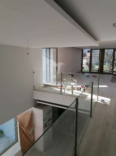 Moradia nova, com 3 pisos e quatro frentes