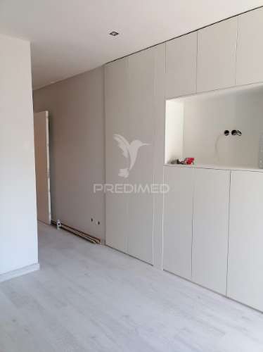 Moradia nova, com 3 pisos e quatro frentes