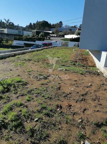 Moradia nova, com 3 pisos e quatro frentes