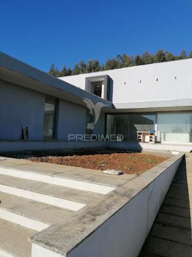 Moradia nova, com 3 pisos e quatro frentes
