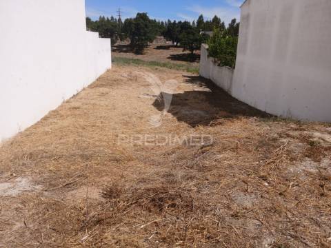 Excelente lote do terreno para moradia de dois pisos, 2 minutos a pé da estação do comboio