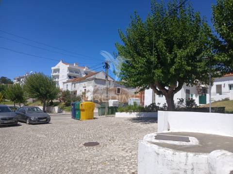 Excelente lote do terreno para moradia de dois pisos, 2 minutos a pé da estação do comboio