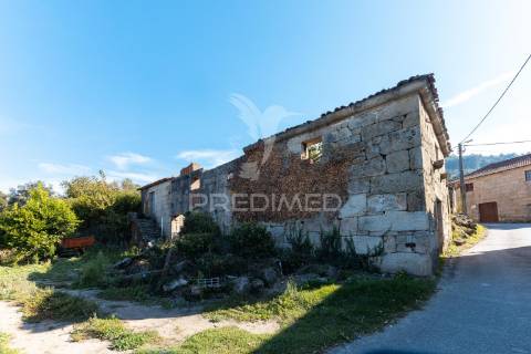 Terreno com prédio para recuperação em ribeira da pena