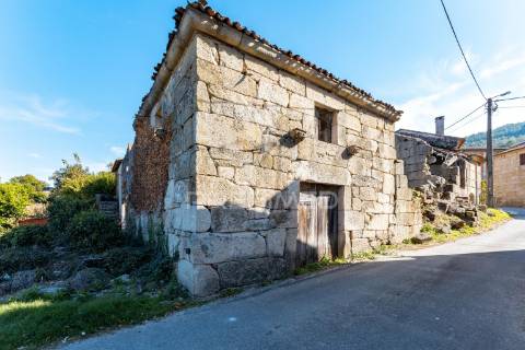 Terreno com prédio para recuperação em ribeira da pena
