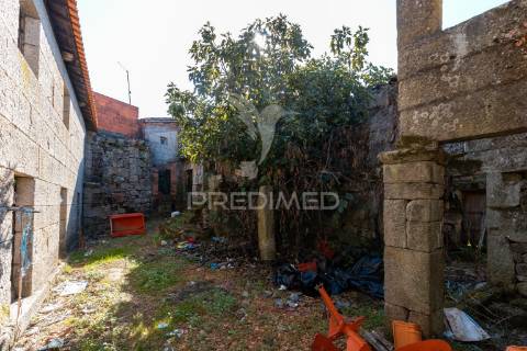 Terreno com prédio para recuperação em ribeira da pena