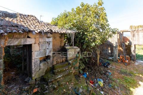 Terreno com prédio para recuperação em ribeira da pena