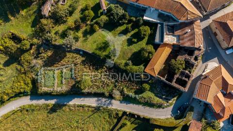 Terreno com prédio para recuperação em ribeira da pena