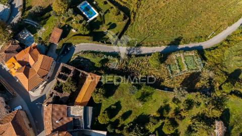 Terreno com prédio para recuperação em ribeira da pena