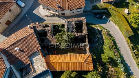 Terreno com prédio para recuperação em ribeira da pena