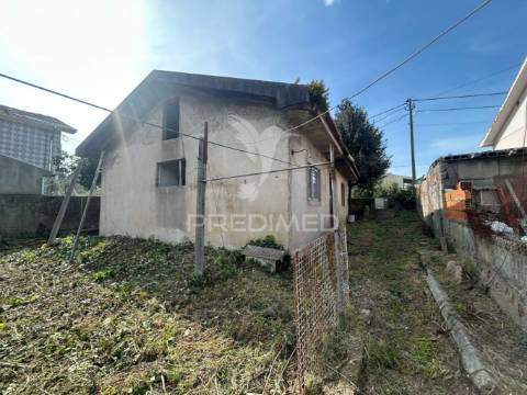 Moradia de 4 frentes à venda em pedroso, vng