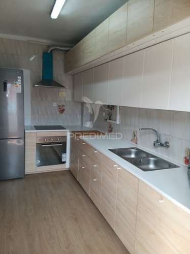 Apartamento t4  com uma sala com 50 m2  fica no feijó