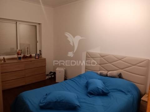 Apartamento t4  com uma sala com 50 m2  fica no feijó