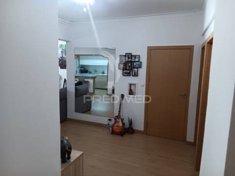 Apartamento t4  com uma sala com 50 m2  fica no feijó