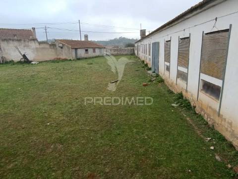 Armazém com terreno urbanizável