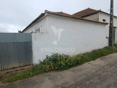 Armazém com terreno urbanizável