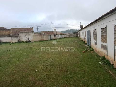 Armazém com terreno urbanizável