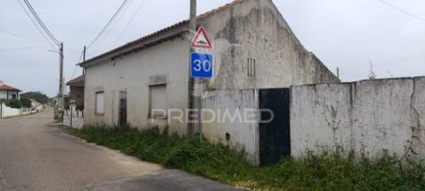 Armazém com terreno urbanizável