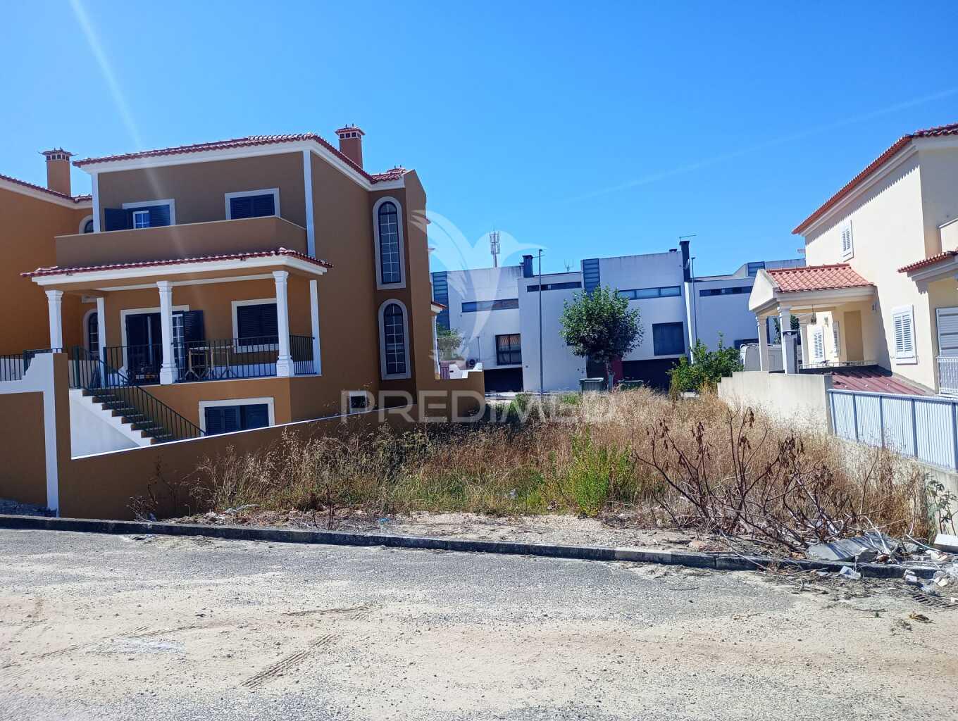 Lote de terreno urbano para construção de moradia contemporânea de 3 pisos