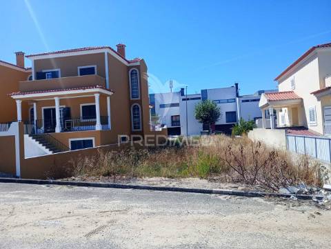 Lote de terreno urbano para construção de moradia contemporânea de 3 pisos