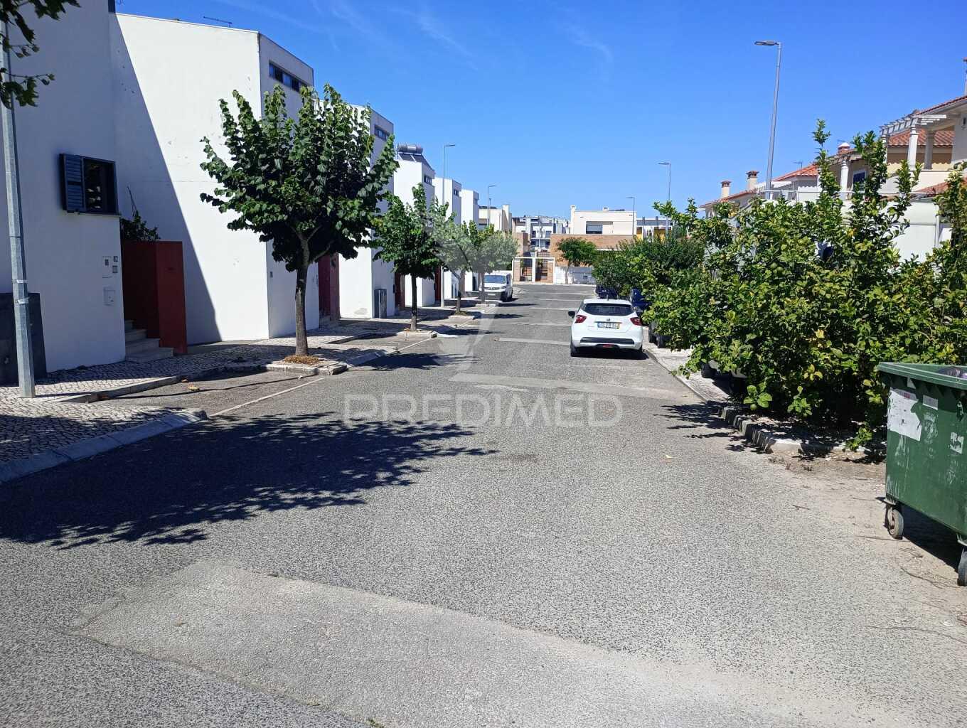 Lote de terreno urbano para construção de moradia contemporânea de 3 pisos