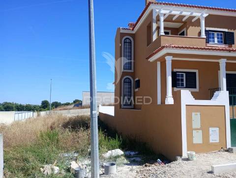 Lote de terreno urbano para construção de moradia contemporânea de 3 pisos