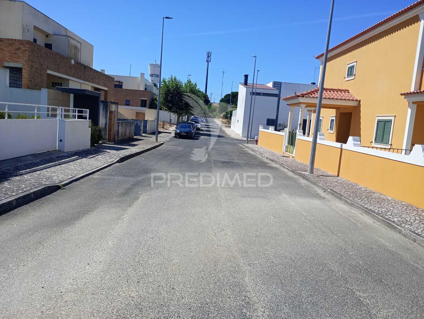 Lote de terreno urbano para construção de moradia contemporânea de 3 pisos