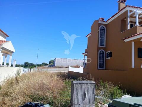 Lote de terreno urbano para construção de moradia contemporânea de 3 pisos