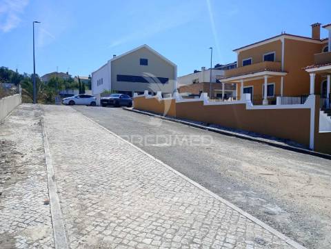 Lote de terreno urbano para construção de moradia contemporânea de 3 pisos