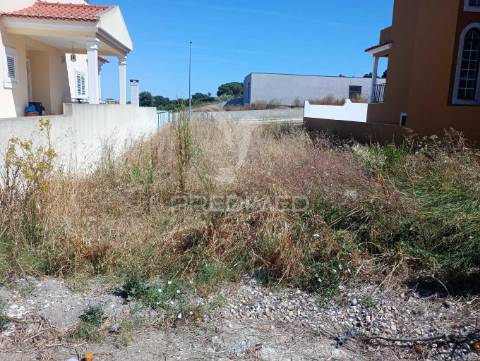 Lote de terreno urbano para construção de moradia contemporânea de 3 pisos