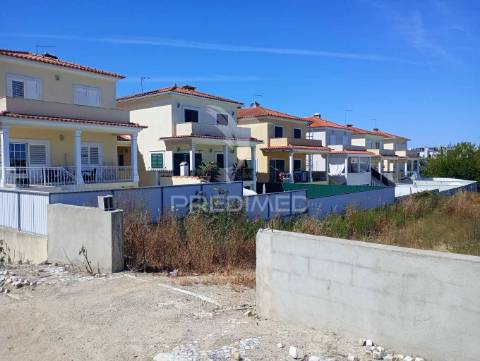 Lote de terreno urbano para construção de moradia contemporânea de 3 pisos