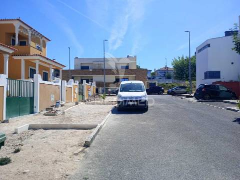 Lote de terreno urbano para construção de moradia contemporânea de 3 pisos