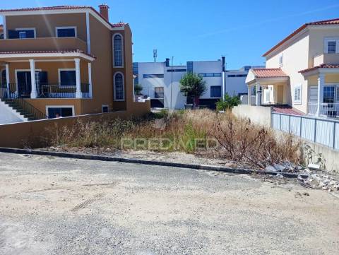 Lote de terreno urbano para construção de moradia contemporânea de 3 pisos