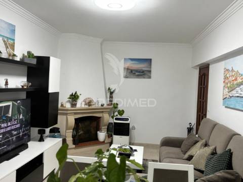Apartamento t2 com garagem fernão ferro