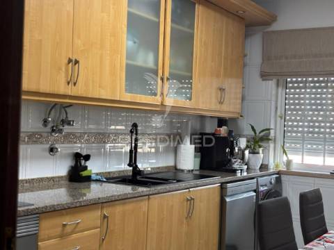 Apartamento t2 com garagem fernão ferro