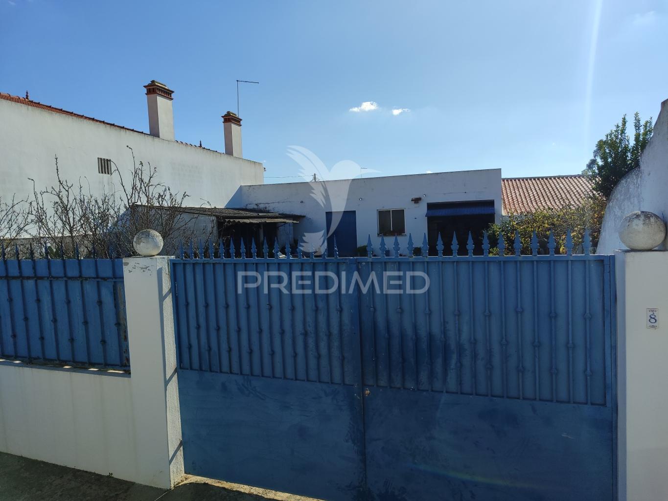 Terreno urbano com garagem  de 121 m2 em alpiarça
