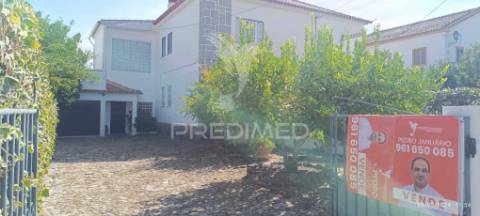 Vivenda de primeiro andar com quintal e garagem em alter do chão