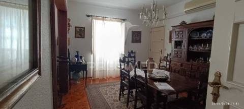 Vivenda de primeiro andar com quintal e garagem em alter do chão