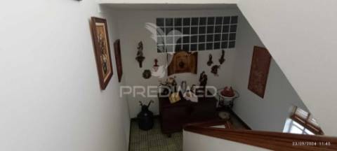 Vivenda de primeiro andar com quintal e garagem em alter do chão